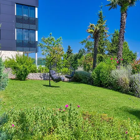 Atalanta With Heated Pool Near The * Опатия