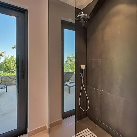 Atalanta With Heated Pool Near The Вилла