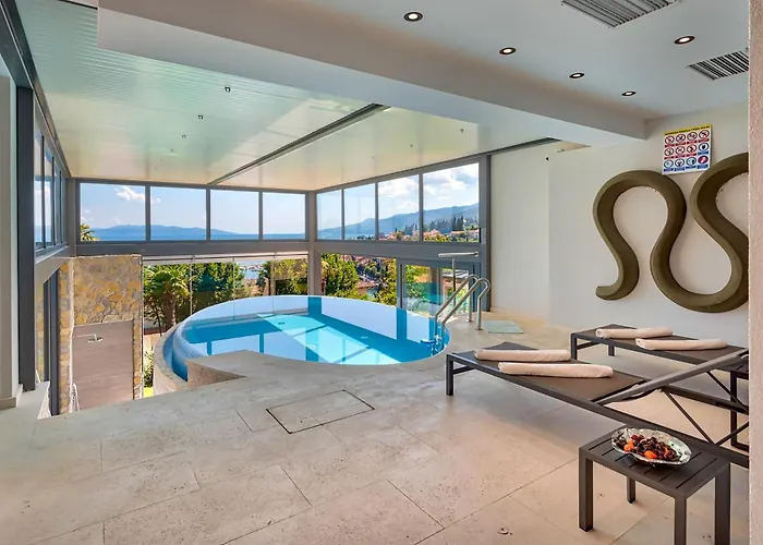 Villa Atalanta With Heated Pool Near The