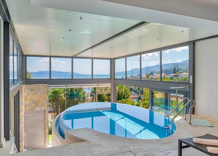 Villa Atalanta With Heated Pool Near The