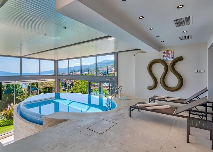 Villa Atalanta With Heated Pool Near The