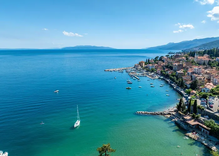 Villa Atalanta With Heated Pool Near The