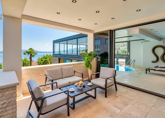 Villa Atalanta With Heated Pool Near The