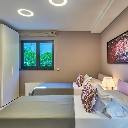 Villa Atalanta With Heated Pool Near The