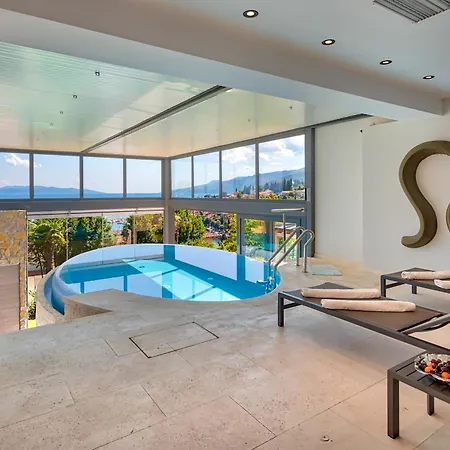 Villa Atalanta With Heated Pool Near The