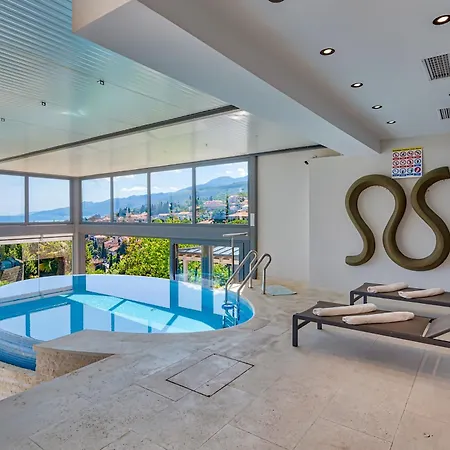 Villa Atalanta With Heated Pool Near The