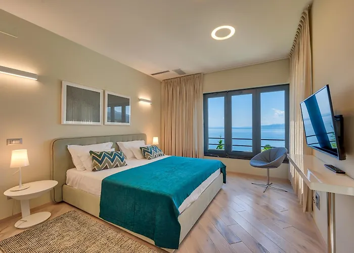 Atalanta With Heated Pool Near The Vila