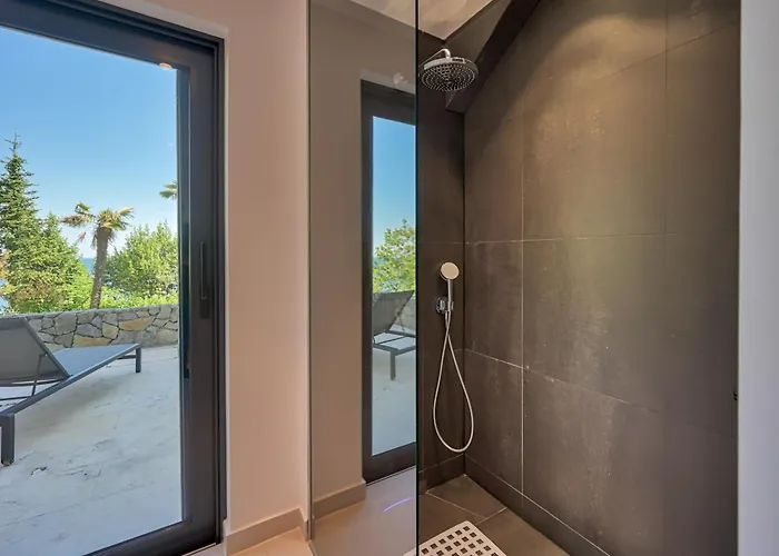 Atalanta With Heated Pool Near The Vila