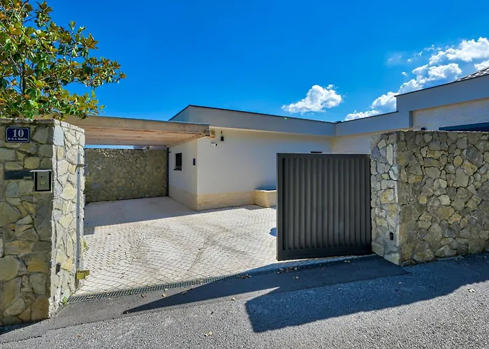 Atalanta With Heated Pool Near The Villa